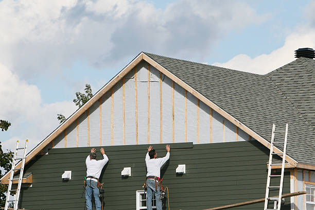 Professional Siding technician working in Elberon, VA